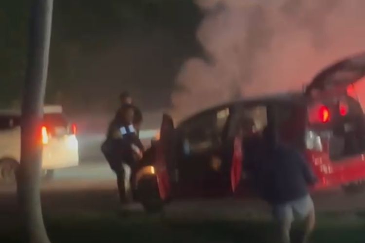 Dengan Peralatan Seadanya, Polisi Padamkan Api yang Membakar Mobil di Jalan Tol Semarang-Solo