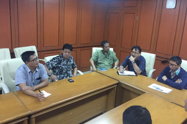 : Ketua DPRD Kota Salatiga M Teddy Sulistio (dua dari kiri), Jumat (9/6/2017) memimpin delegasi untuk menemui pejabat berwenang di Direktorat Jenderal Bina Marga, Kementerian Pekerjaan Umum Perumahan Rakyat (PUPR) di Jakarta untuk menanyakan kelanjutan usulan penambahan pintu tol di dalam kota Salatiga.