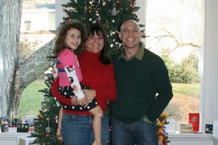 Jeremy Richman bersama istrinya Jennifer Hensel dan putri mereka Avielle. Richman ditemukan bunuh diri pada Senin kemarin (25/3/2019). Sementara Avielle merupakan satu dari 20 murid yang jadi korban tewas penembakan massal SD Sandy Hook 2012 silam.