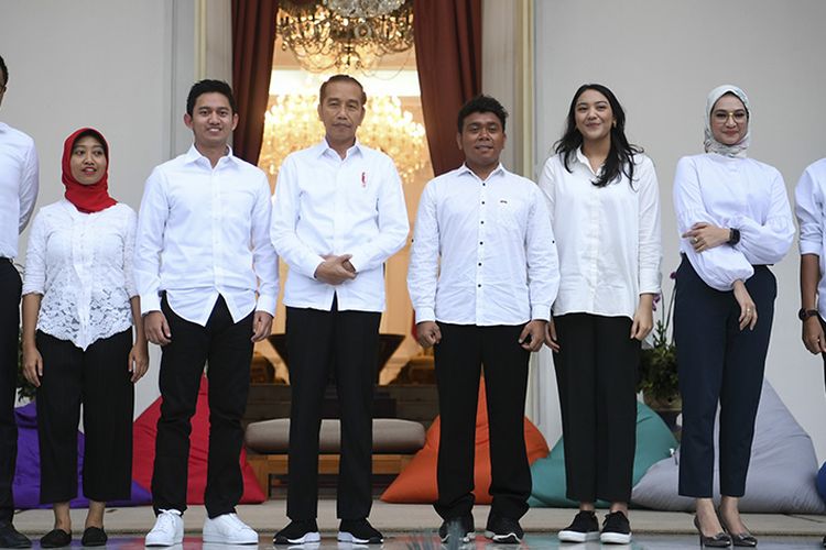 Presiden Joko Widodo (keempat kiri) bersama staf khusus yang baru dari kalangan milenial (kiri ke kanan) CEO Amartha Andi Taufan Garuda Putra, Perumus Gerakan Sabang Merauke Ayu Kartika Dewi, Pendiri Ruang Guru Adamas Belva Syah Devara, Peraih beasiswa kuliah di Oxford Billy Gracia Yosaphat Mambrasar, CEO dan Founder Creativepreneur Putri Indahsari Tanjung, Pendiri Thisable Enterprise Angkie Yudistia dan Mantan Ketua Pergerakan Mahasiswa Islam Indonesia/PMII Aminuddin Maruf ketika diperkenalkan di halaman tengah Istana Merdeka Jakarta, Kamis (21/11/2019). Ketujuh stafsus milenial tersebut mendapat tugas untuk memberi gagasan serta mengembangkan inovasi-inovasi di berbagai bidang. ANTARA FOTO/Wahyu Putro A./nz