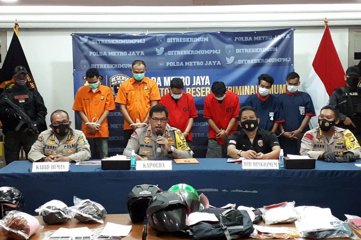 Kapolda Metro Jaya Inspektur Jenderal Polisi Nana Sudjana (kedua kiri) pimpin jumpa pers penangkapan pelaku begal sepeda di Mako Polda Metro Jaya, Sabtu (7/11/2020).