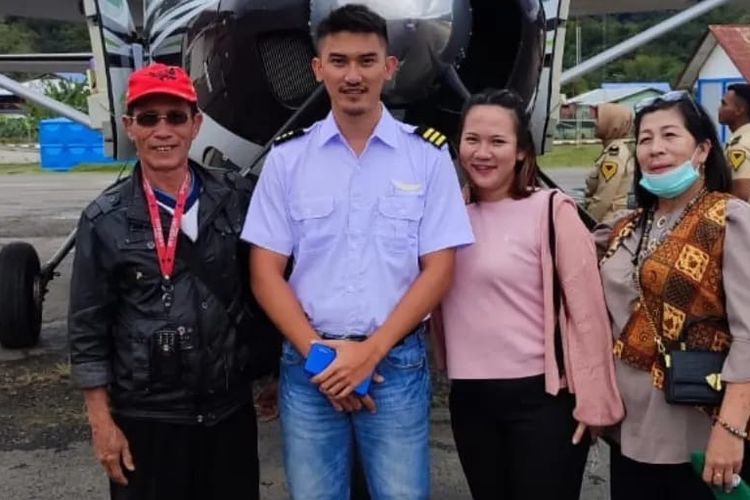 Abraham Alex Tanusaputra, pilot maskapai Smart Aviation berpose bersama keluarganya di depan pesawat yang ia terbangkan. Abraham merupakan pilot pertama dari Krayan Kaltara dan membuktikan anak perbatasan mampu berdaya