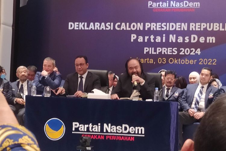 Ketua Umum Partai Nasdem Surya Paloh dan Gubernur DKI Jakarta Anies Baswedan dalam jumpa pers deklarasi Capres 2024 di Nasdem Tower, Jakarta Pusat, Senin (3/10/2022). 