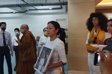 Tangis Pilu Dewi Lestari di Upacara Tutup Peti dan Kremasi Reza Gunawan