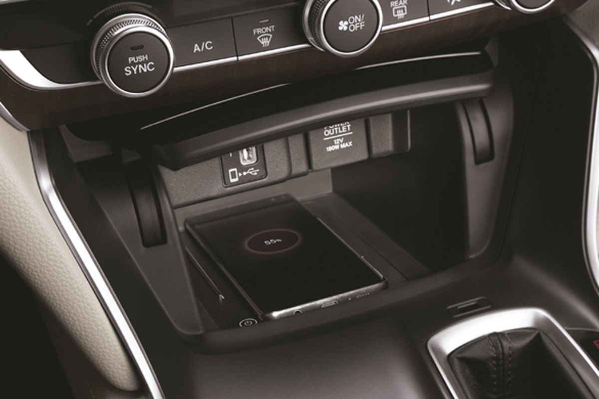 Di bagian bawah dasbor tengah Honda Accord tersedia charger nirkabel untuk ponsel