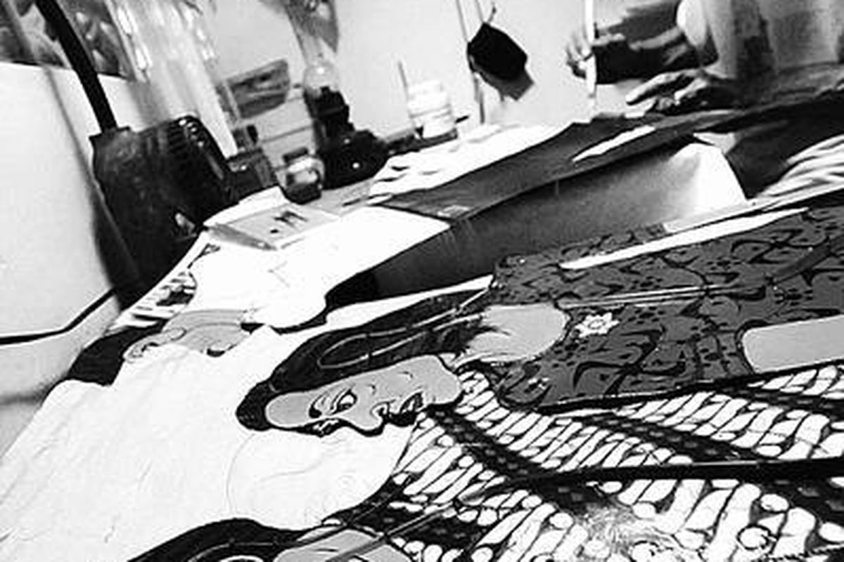 Dalang sekaligus pencipta wayang kancil, Ki Ledjar Subroto, menyelesaikan pembuatan wayang Presiden Amerika Serikat Barack Obama beserta keluarganya di Jalan Mataram, Yogyakarta, Rabu (17/3). Wayang berbahan kulit sapi tersebut dikerjakan dalam waktu satu bulan dan rencananya akan diberikan kepada Obama saat berkunjung ke Indonesia pada 23-25 Maret mendatang.