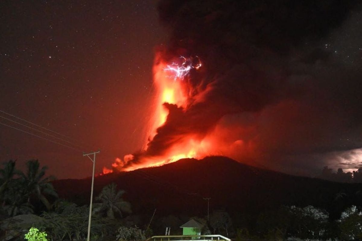 Gunung Lewotobi Laki-laki Luncurkan Awan Panas Sejauh 4 Km Pagi Ini