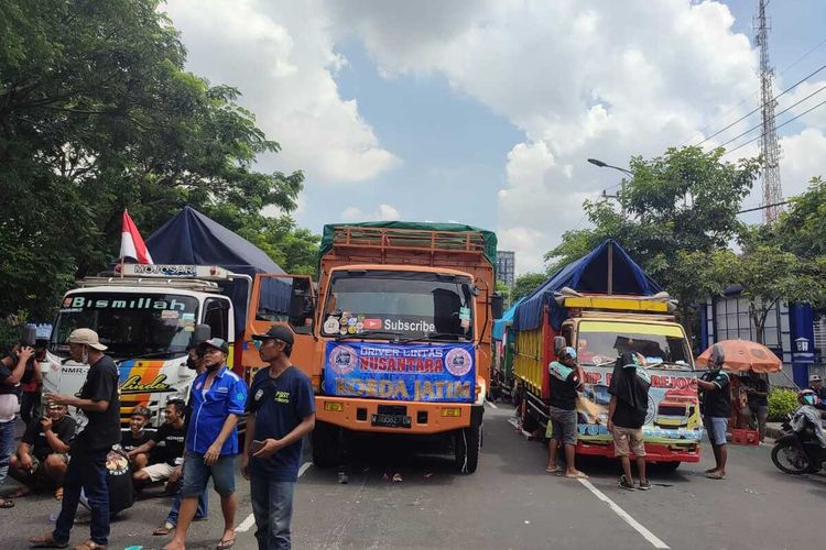 Aksi sopir truk tutup sebagian jalan Ahmad Yani Surabaya, Jumat (11/3/2022).