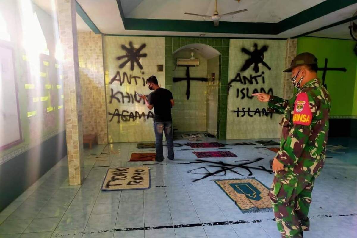 Warga Perumahan Villa Tangerang Elok, Kelurahan Kuta Jaya, Kecamatan Pasar Kemis, Kabupaten Tangerang dihebohkan dengan aksi 
vandalisme yang dilakukan orang tidak dikenal di Mushala Darussalam, Selasa (29/9/2020) sore.