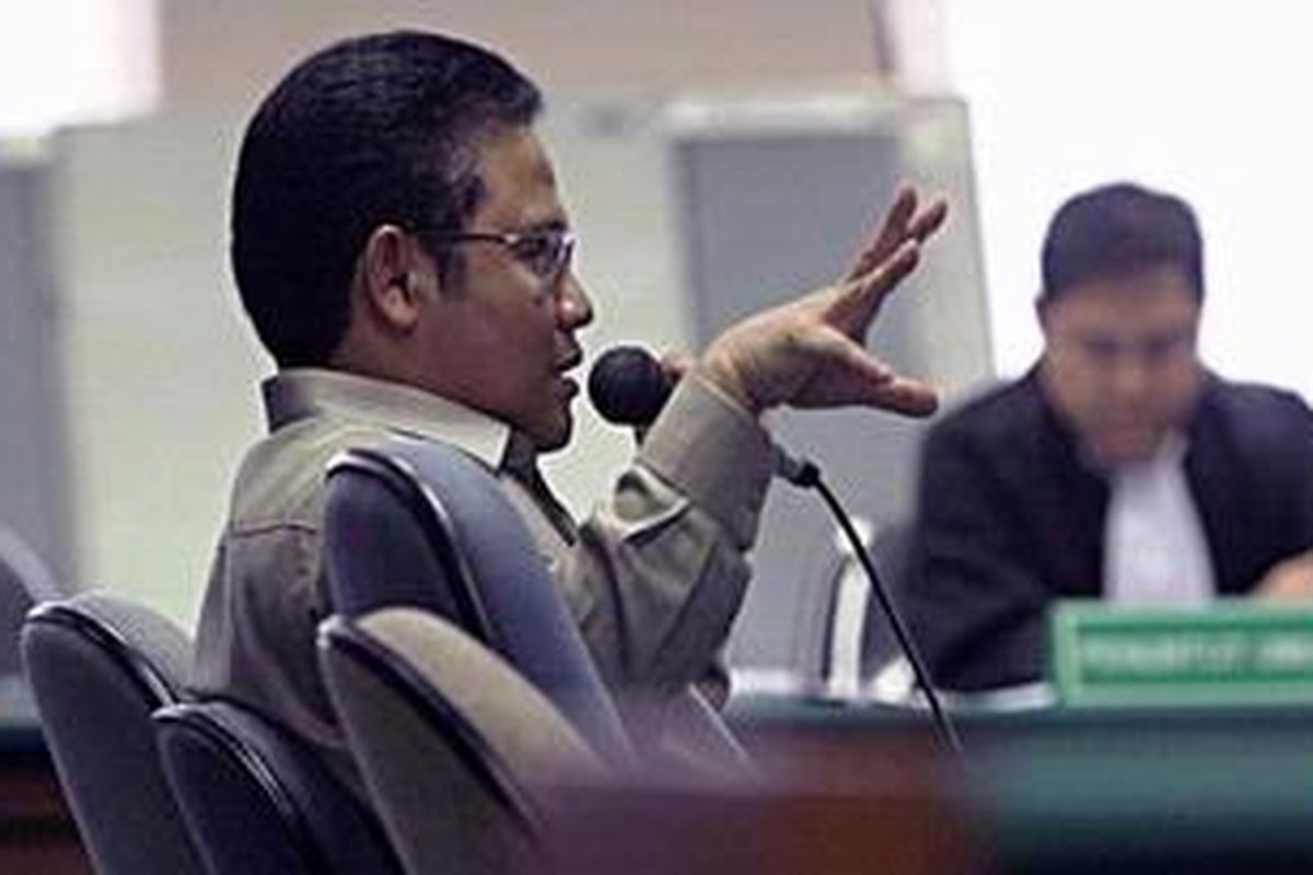 Menteri Tenaga Kerja dan Transmigrasi Muhaimin Iskandar memberikan keterangan dalam sidang di Pengadilan Tindak Pidana Korupsi, Jakarta, Senin (20/2/2012). Muhaimin menjadi saksi dalam sidang lanjutan kasus dugaan suap Proyek Percepatan Pembangunan Infrakstruktur Daerah, Kemenakertrans, dengan terdakwa dua anak buahnya I Nyoman Suisnaya dan Dadong Irbarelarawan.