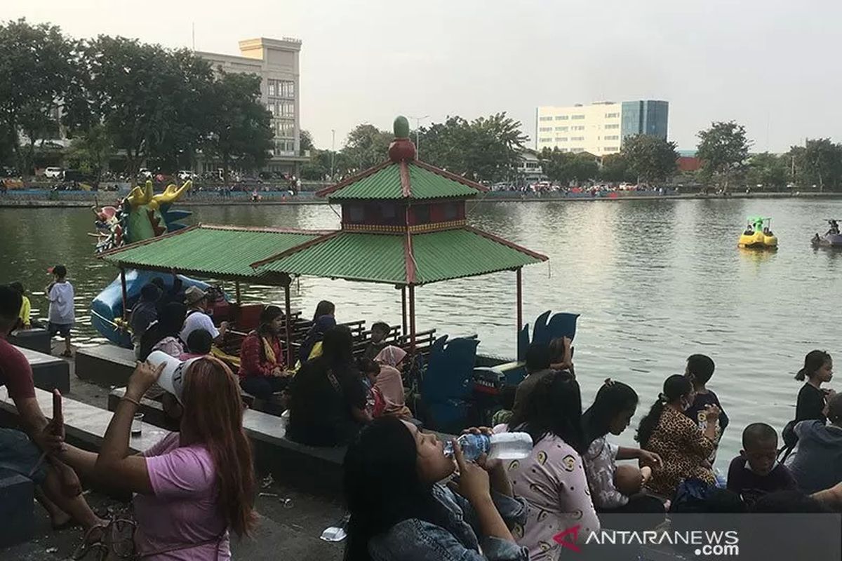 Kawasan Danau Sunter di Jakarta Utara dipadati wisatawan pada libur Hari Lahir Pancasila, 1 Juni 2021. Pengunjung tampak tidak mematuhi protokol kesehatan di tengah pandemi Covid-19.