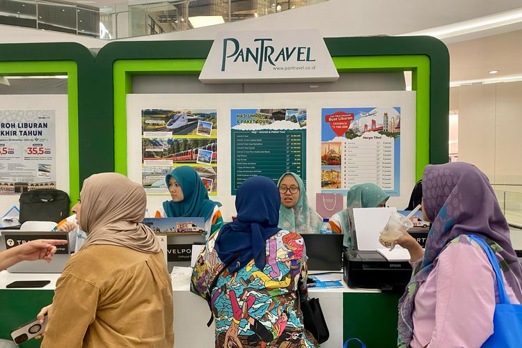 Pengunjung yang berkonsultasi dengan agen perjalanan di Saudia Travel Fair 2023 di Atrium Senayan City, Jakarta, pada hari pertama, Jumat (27/10/2023).  