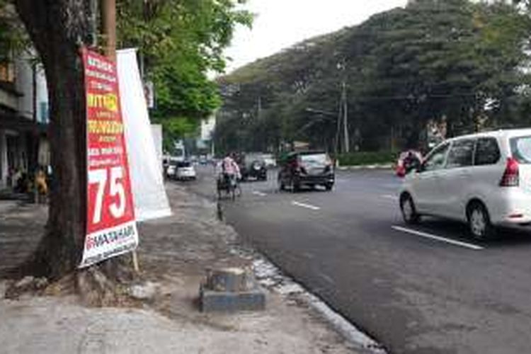 Salah satu reklame yang sitempel di pohon di Jalan Trunojoyo, Kota Malang, Jawa Timur, Selasa (19/7/2016). Reklame tersebut dianggap merusak estetika kota dan akan ditertibkan