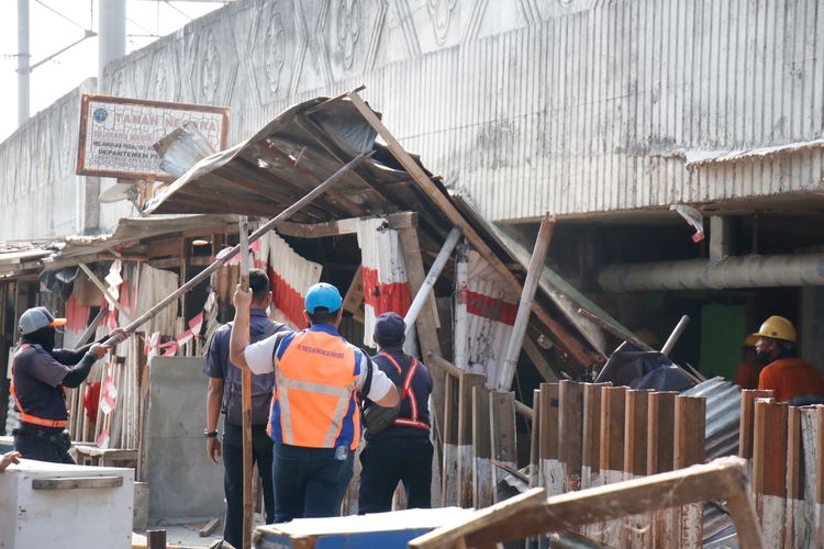 Penertiban bangunan liar di Gunung Antang, Jakarta Timur, Selasa (30/8/2022)