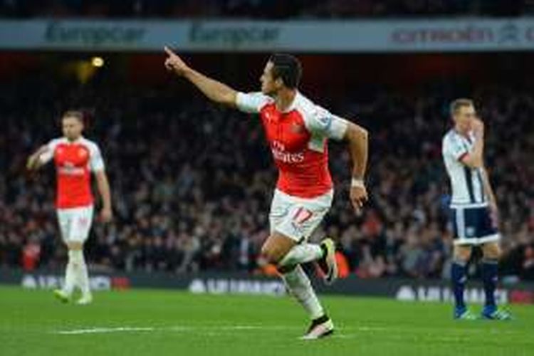 Penyerang sayap Arsenal, Alexis Sanchez, merayakan golnya ke gawang West Bromwich Albion pada laga tunda Premier League, Kamis (21/4/2016).