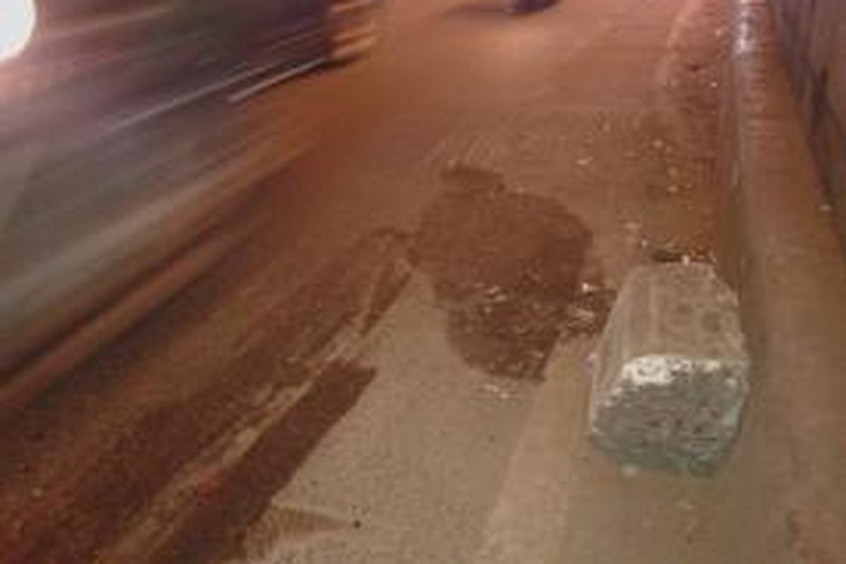 Bongkahan batu di kolong underpass Cawang yang diduga menjadi penyebab kecelakaan ibu dan anak yang tewas terlindas kontainer. Jumat (28/6/2014).