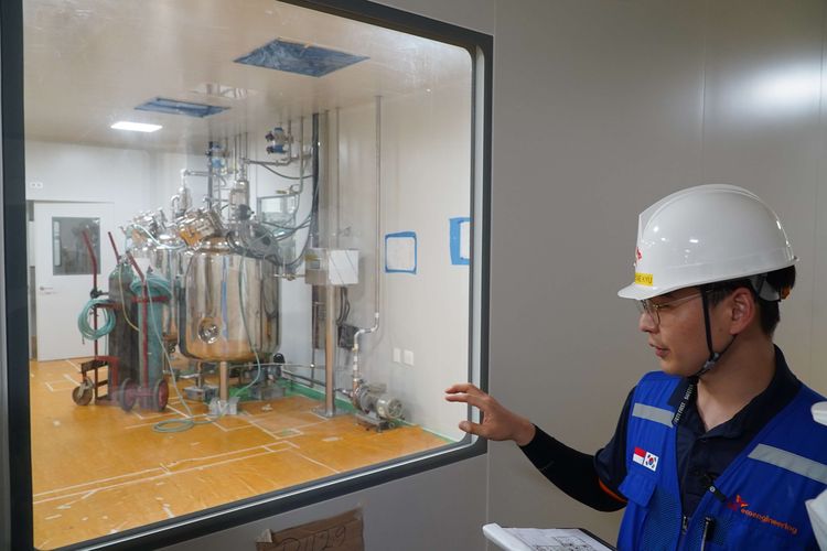 Karyawan menunjukkan fasilitas fraksionasi plasma PT SK Plasma Core Indonesia di Karawang, Jawa Barat, Kamis (18/12/2025). Setelah proses pembangunan selesai, fasilitas ini mampu mengolah 600.000 liter plasma per tahun. Pabrik plasma terbesar di Asia Tenggara ini diharapkan dapat memenuhi kebutuhan nasional terhadap Produk Obat Derivat Plasma (PODP) seperti albumin dan imunoglobulin intravena.