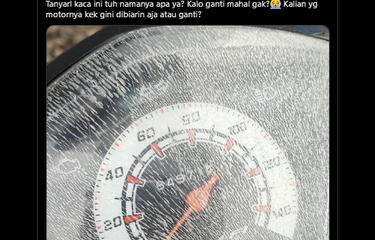 Kemunculan baret di sepeda motor.