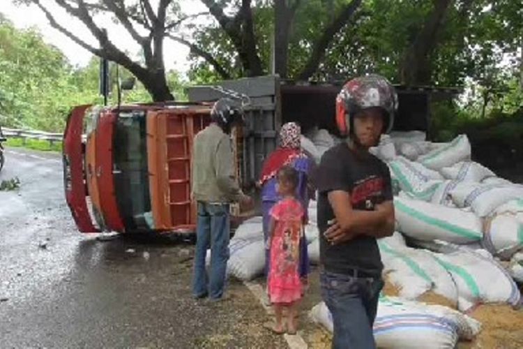 Sebuah truk bermuatan belasna ton gabah terguling ditanjakan di jalan trans sulawesi. Tepatnya di desa patidi, kabupaten mamuju, sulwesi barat, Sabtu (17/2/2018). Belasan ton gabah berhamburan di jalan.