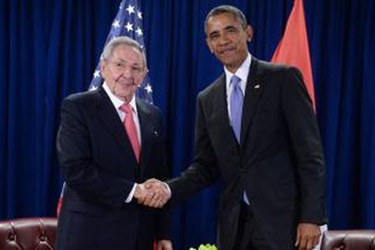 Presiden Amerika Serikat Barack Obama bersalaman dengan Presiden Kuba Raul Castro dalam pertemuan bilateral di bulan September 2015