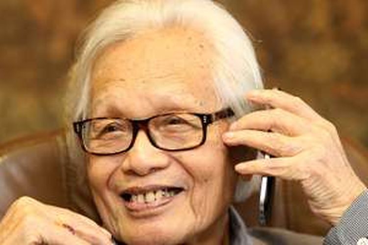 Pendiri Kompas Gramedia Jakob Oetama saat difoto di ruang kerjanya di Gedung Kompas Gramedia, Palmerah Selatan, Jakarta, Selasa (27/9/2016). Jakob Oetama, genap berusia 85 tahun pada hari ini.