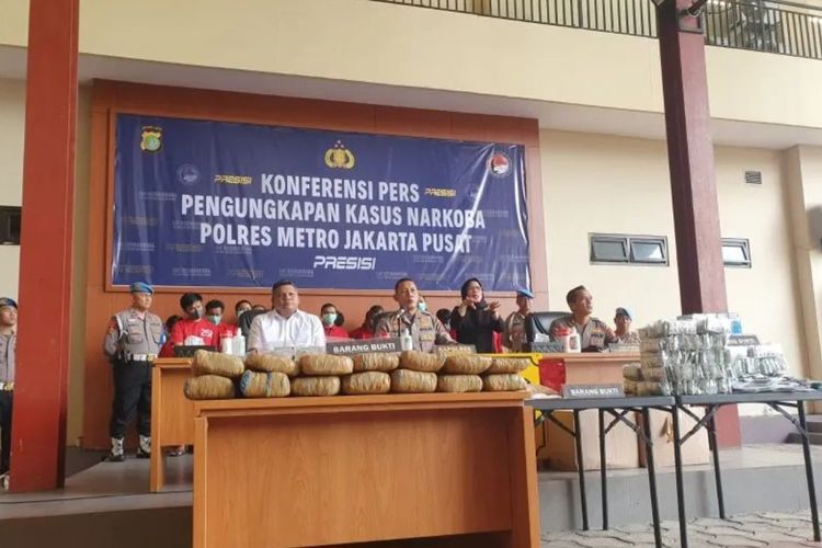 Kapolres Metro Jakarta Pusat Kombes Pol Komarudin memberikan keterangan pers di Kantor Polrestro Jakarta Pusat Kemayoran, Senin (6/3/2023).
