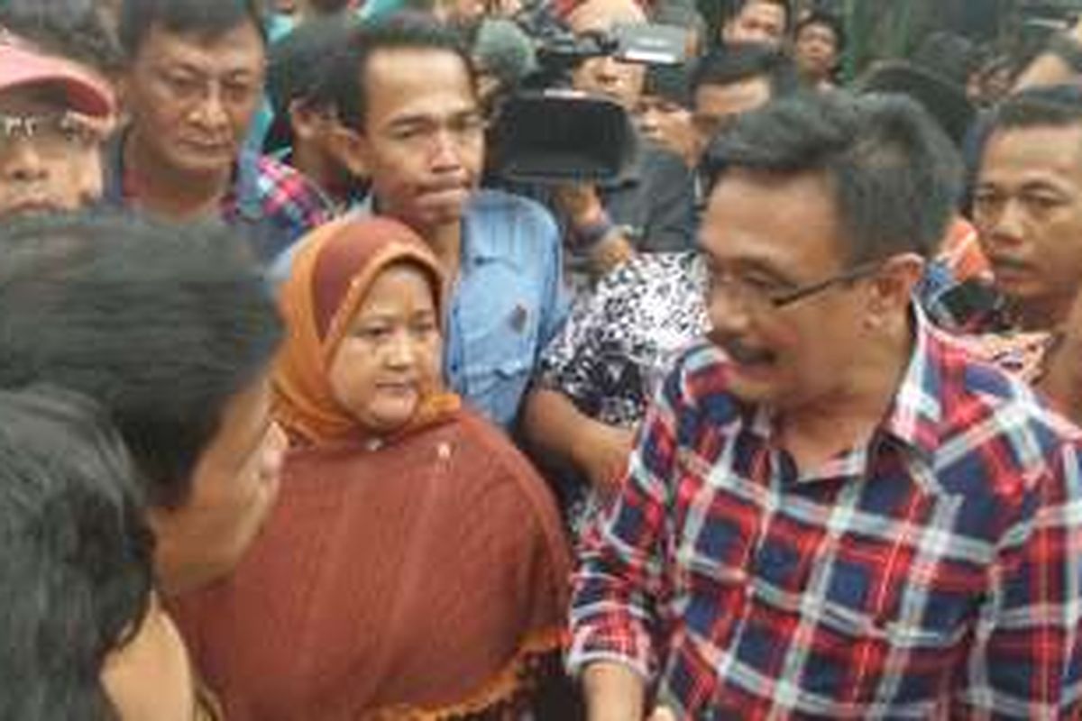 Cawagub DKI Djarot Saiful Hidayat berdialog dengan warga yang menolak kedatangannya di kampung nelayan, Cilincing, Kamis (3/11/2016). 