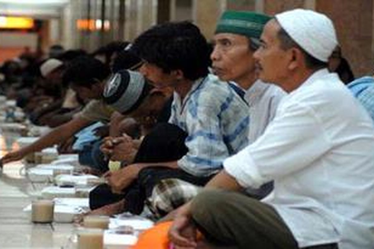 Sejumlah umat Islam yang mengikuti buka puasa bersama di Masjid Istiqlal, Jakarta, Selasa (2/8/2011). Panitia menyediakan sekitar 3000 nasi bungkus yang sengaja disiapkan bagi siapa saja yang ingin berbuka di Masjid ini.