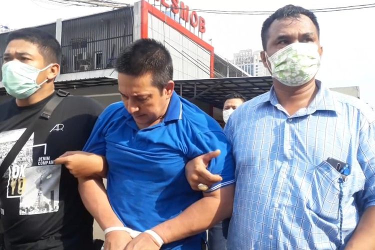 Ibra Azhari (tengah) didampingi dua anggota kepolisian dibawa ke klinik Biddokkes Polda Metro Jaya, Semanggi, Jakarta Selatan, Senin (23/12/2019).