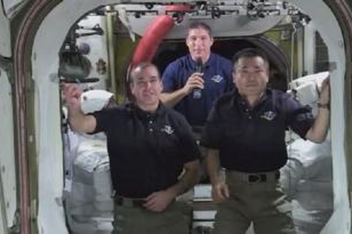 Astronot mengucapkan selamat atas keberhasilan Gravity meborong piala Oscar. 