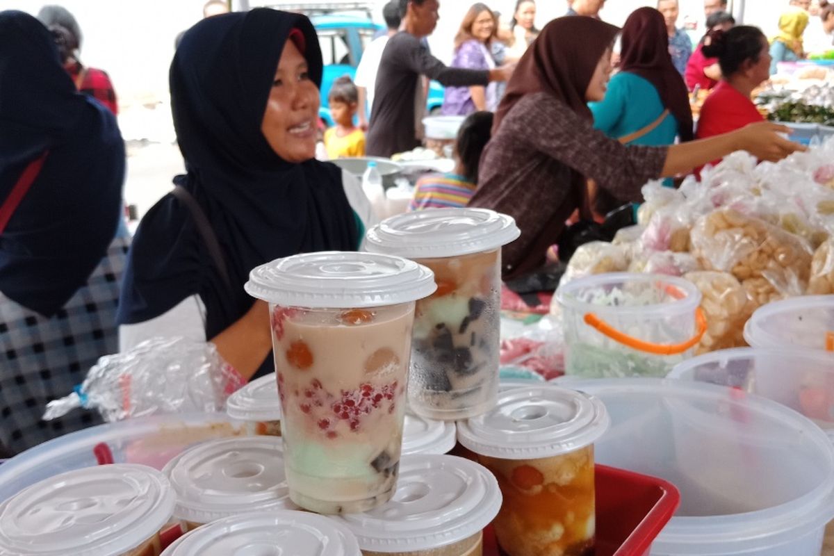 Pedagang es kampiun menjual hidangannya di Pasar Bendungan Hilir (Benhil) yang dipenuhi jajanan takjil menjelang berbuka puasa, Kamis (17/5/2018).