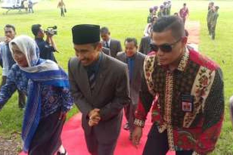  Foto : Menteri Kelautan dan Perikanan, Susi Pudjiastuti tiba di lapangan pendaratan helkopter Unida Gontor, Ponorogo, Kamis (17/11/2016).