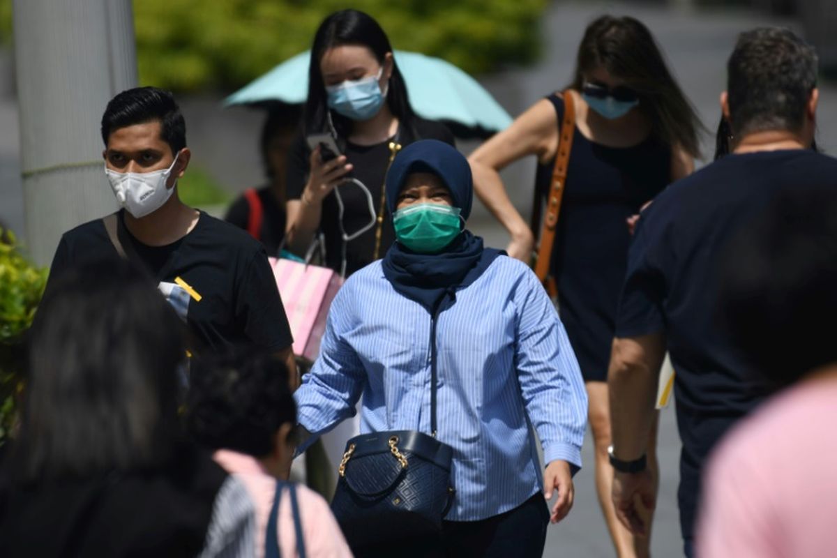 Warga Singapura terlihat memakai masker di tengah mewabahnya virus corona