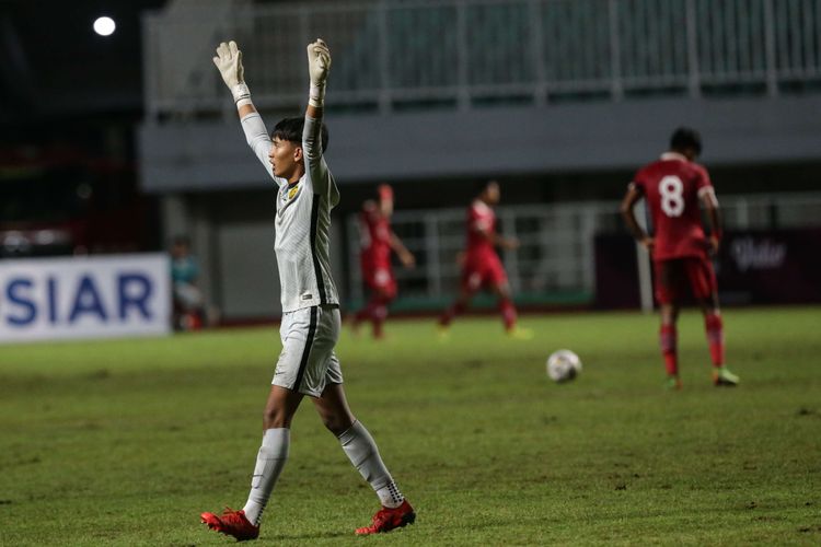 Pemain timnas U17 Malaysia Farish Farhan berselebrasi usai membobol gawang Indonesia pada laga Kualifikasi Piala Asia U17 2023 di Stadion Pakansari, Kabupaten Bogor, Minggu (9/10/2022).