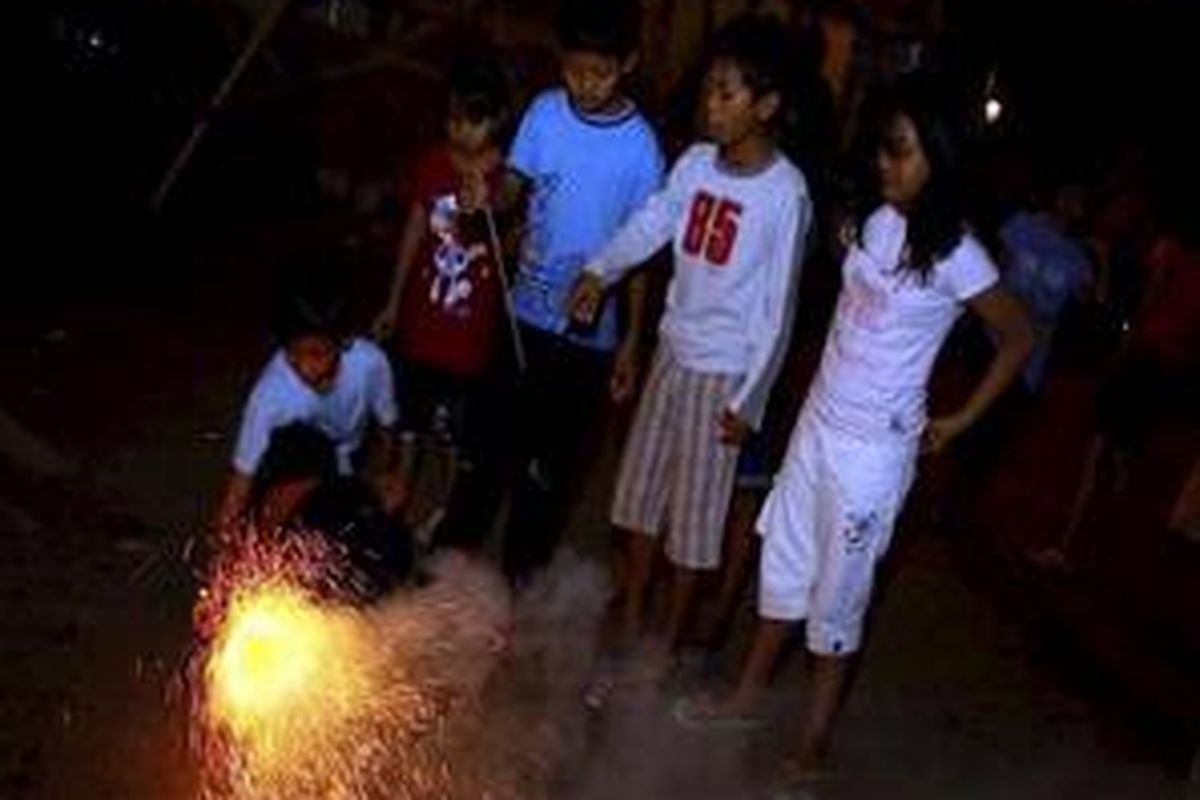 Malam takbiran di beberapa ruas jalan di Jakarta juga diramaikan dengan permainan petasan seperti terlihat di Jalan Cideng Barat, Jakarta Pusat, Selasa (30/9). Malam ini semua masyarakat Indonesia mengumandangkan gema takbir menyambut Hari Raya Idul Fitri 1429 H yang jatuh Rabu (1/10).