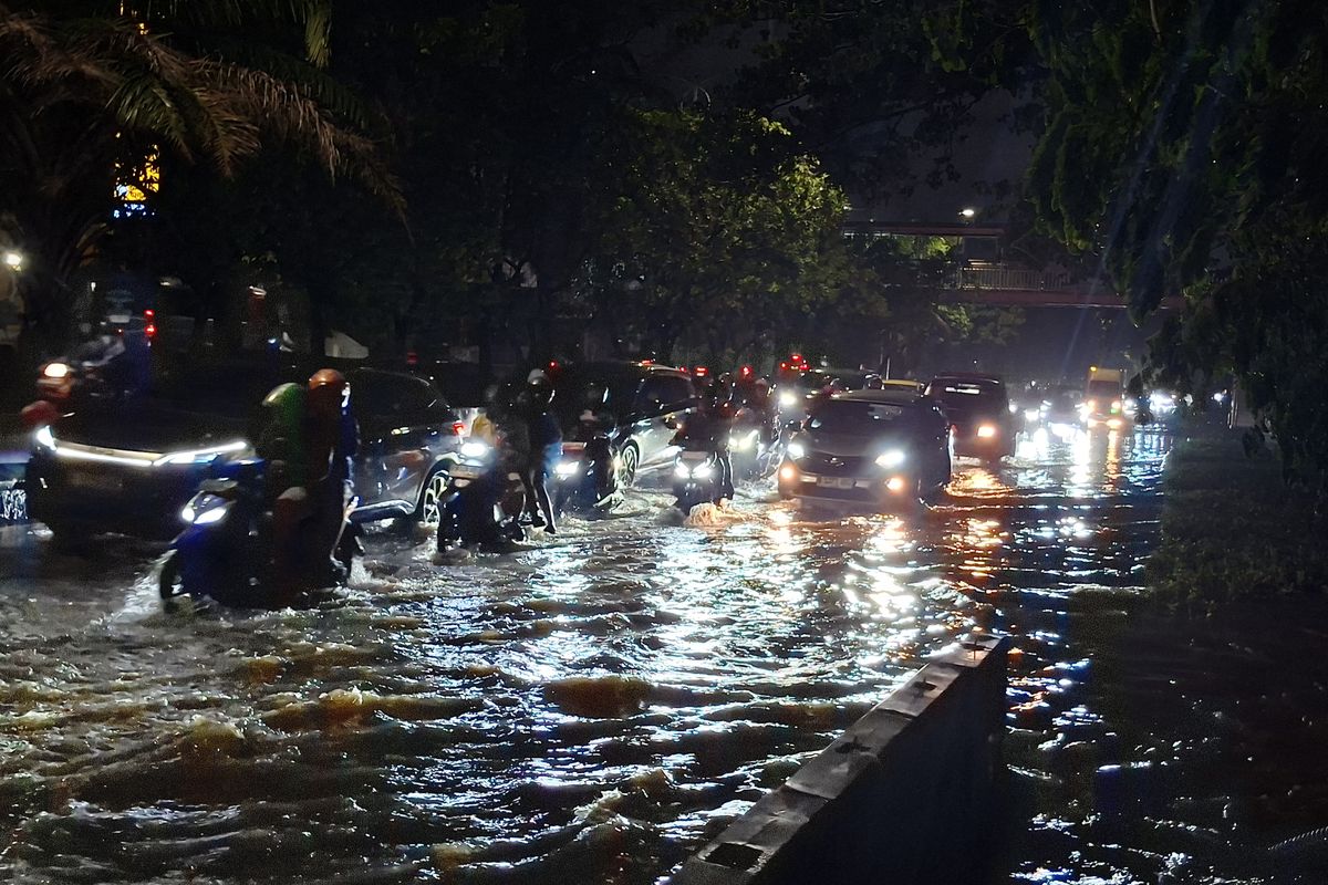 Banjir merendam Jalan Daan Mogot KM 13 dekat Rumah Pompa Daan Mogot, Cengkareng, Jakarta Barat, Kamis (29/1/2026) malam