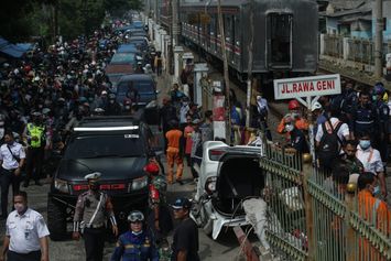 Kemacetan Lalu Lintas Akibat Kecelakaan Mobil Tertabrak KRL 