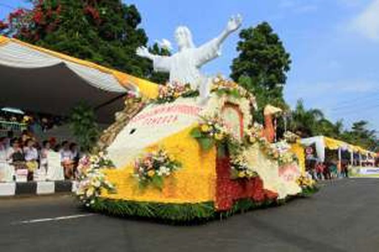 Salah satu kenderaan hias dari bahan bunga saat mengikuti Festival Bunga Tomohon pada tahun 2015.