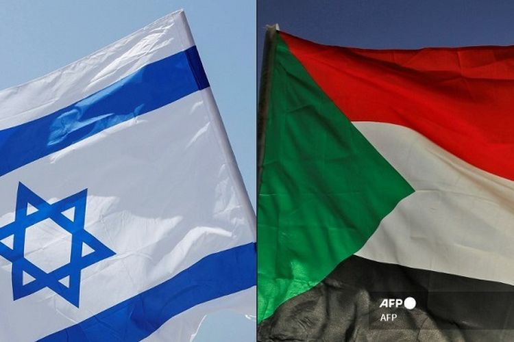 Kombinasi gambar yang dibuat pada tanggal 23 Oktober 2020 ini menunjukkan (Kiri ke Kanan) sebuah bendera Israel selama rapat umum di kota pesisir Tel Aviv pada tanggal 19 September 2020; dan bendera Sudan selama pertemuan di timur ibu kota Khartoum pada 3 Juni 2020.