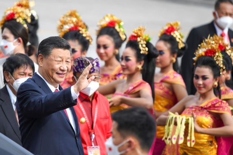 Presiden China Xi Jinping (kiri) melambaikan tangan setibanya di Terminal VVIP I Bandara I Gusti Ngurah Rai Bali, Senin (14/11/2022). Kedatangan Presiden China tersebut untuk menghadiri KTT G20 yang akan berlangsung pada 15-16 November mendatang.