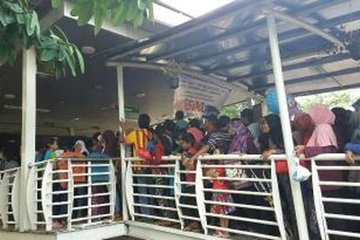Suasana antrean penumpang di halte Transjakarta koridor enam jurusan Ragunan-Dukuh Atas pada Jumat (1/1/2015)