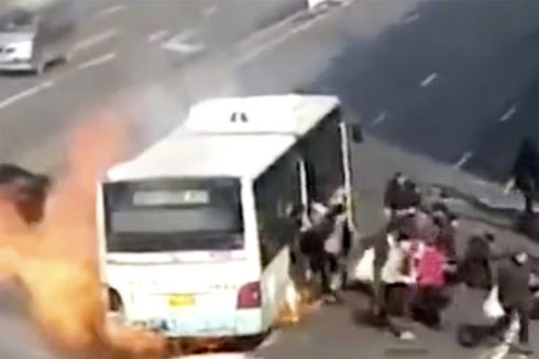 50 Penumpang Nyaris Terpanggang Dalam Bus yang Terbakar di China