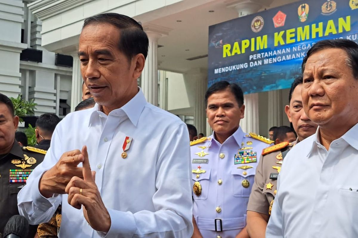 Presiden Joko Widodo memberikan keterangan pers setelah menghadiri Rapat Pimpinan Kementerian Pertahanan di kantor Kementerian Pertahanan, Jakarta, Rabu (18/1/2023).