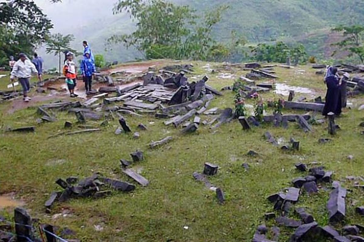 Batuan yang tersusun rapi seperti membentuk pagar menandakan ada campur tangan manusia menata batu-batu bentukan alam itu. Gunung Padang di Cianjur, Jawa Barat, lebih mirip sebagai tempat melakukan ritual pemujaan daripada permukiman.