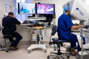 Dokter di London Operasi Pasien 2.400 Km Jauhnya