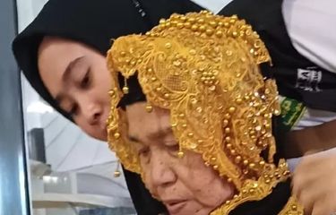 Tradisi "Wisuda" Jemaah Haji Asal Bugis, Baju Bling-bling bak ...
