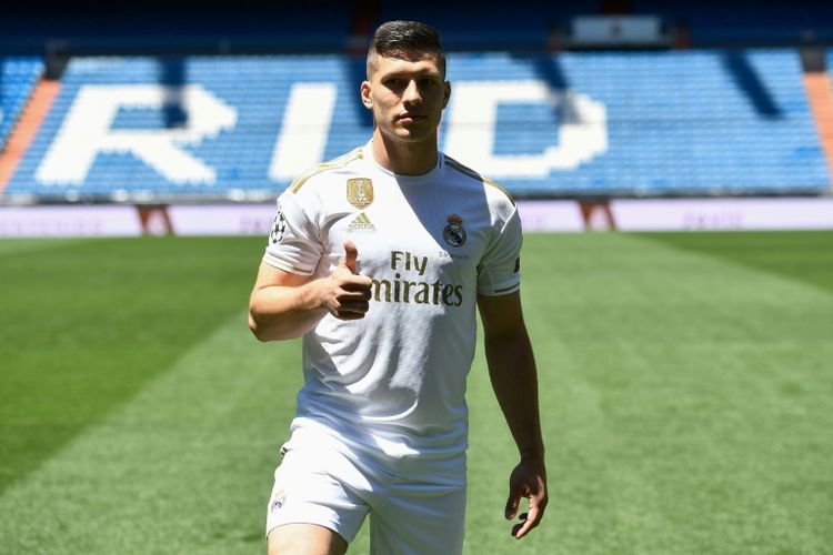 Pemain baru Real Madrid, Luka Jovic saat acara perkenalan di Santiago Bernabeu, Rabu (12/6/2019).