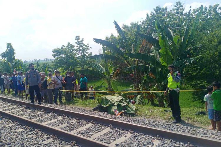 Seorang pengendara motor matik tewas tertabrak Kereta Api (KA) di rel perlintasan tanpa palang pintu di Desa Sidorejo, Kecamatan Pulokulon, Kabupaten Grobogan, Jawa Tengah, Kamis (9/12/2021) pagi.