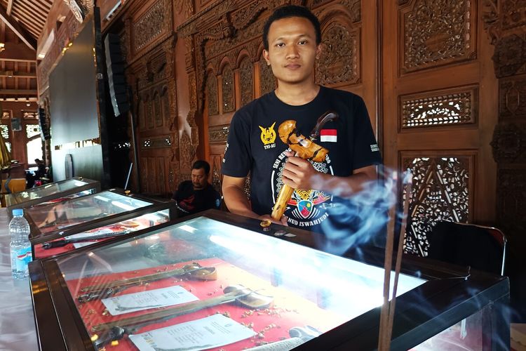 Muhammad Irfan (25) salah satu remaja Ponoorgo yang mulai mendalami sejarah perkerisan, salah satu budaya yang melekat pada sejarah perkembangan di pulau Jawa. 