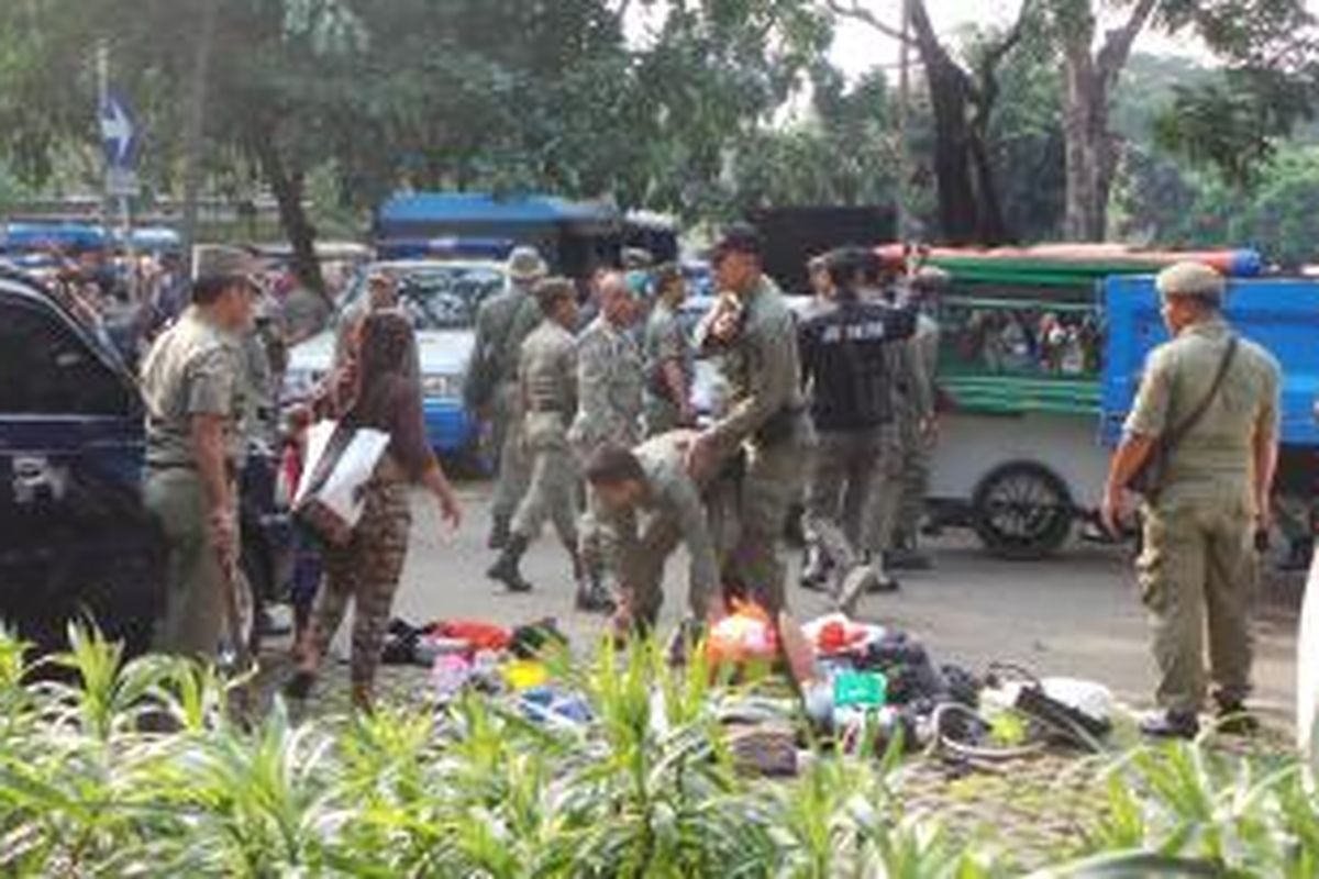 Petugas  Satpol PP menertibkan PKL di dalam kawasan Monas, Jakarta Pusat. Selasa (16/6/2015)?